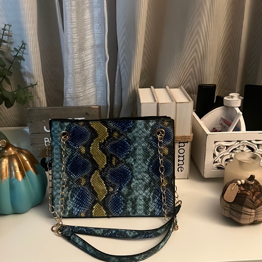Medium size shoulder snake print purse/
FINAL REDUCTION